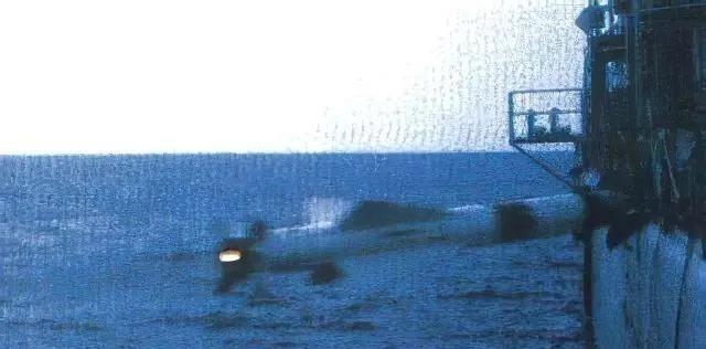 1982年，英军一艘军舰关闭了雷达进行卫星通信，凑巧一枚反舰导弹袭来，击穿舰体后