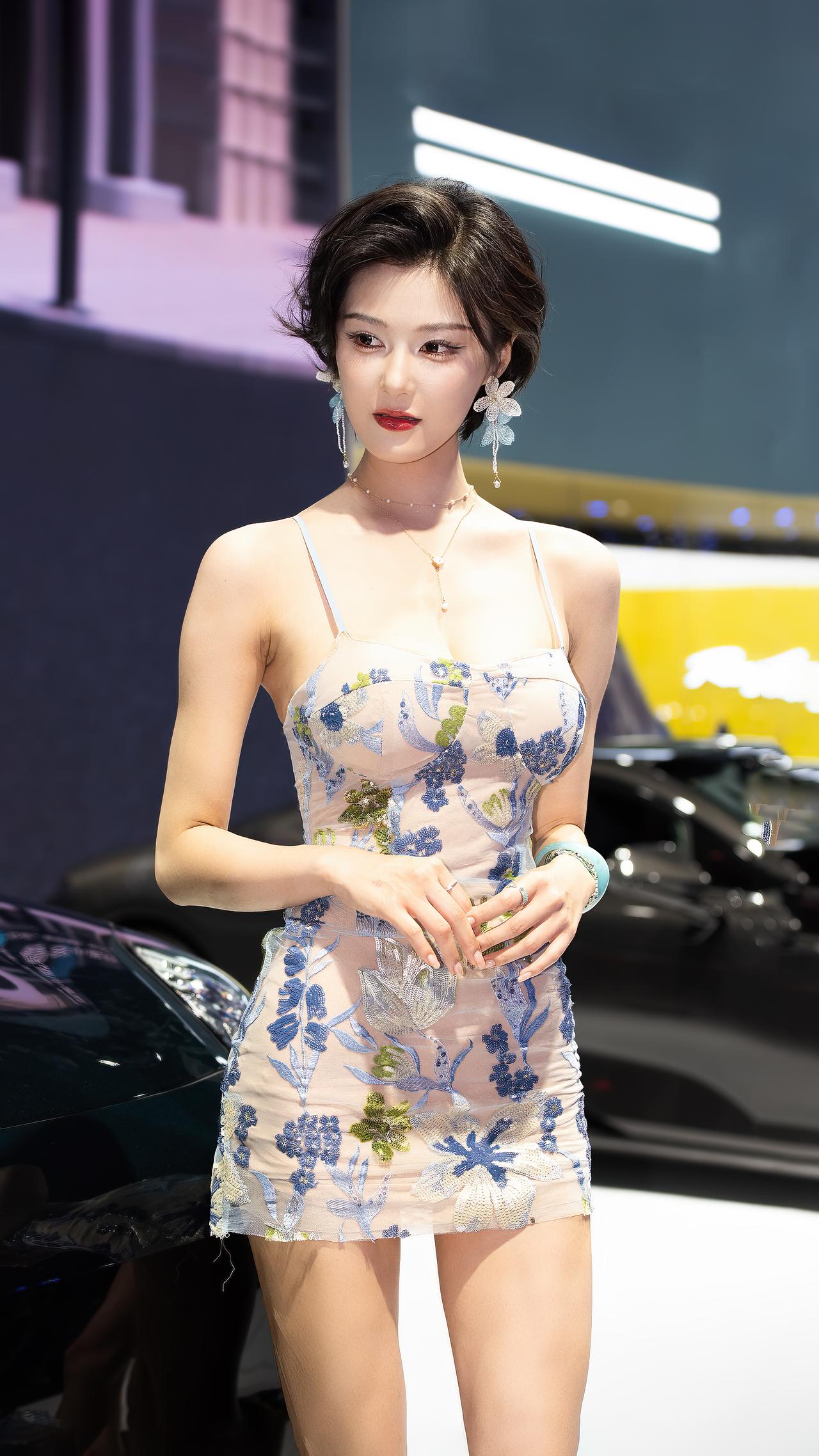 程儿车模美女 成都车展 车展现场 优雅气质美女