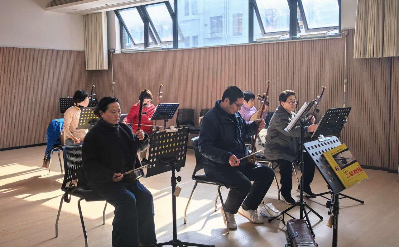 三线城市老年大学引来国际舞团，这事儿可不简单。就拿济宁老年大学来说，这是老年教育