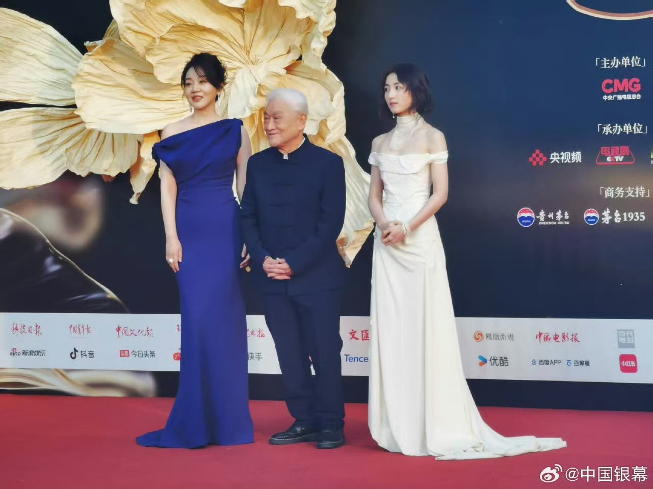 闫妮蓝裙好温柔闫妮中国电影盛典红毯状态 闫妮亮相电影盛典，蓝裙温柔婉约，红毯状态