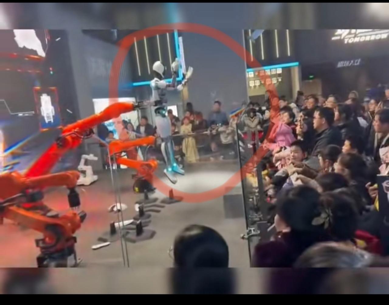 近日，上海科技馆机器人展览突发意外，机械臂手本来好好的捏着人形机器人，结果放下的