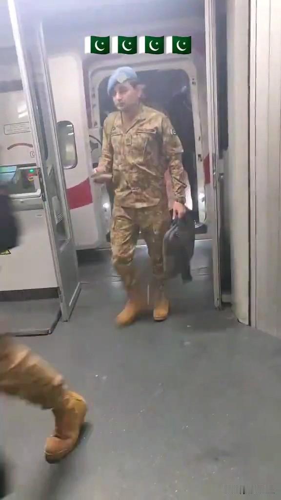 据说巴基斯坦已经派兵前往沙特支援了？这个视频不知道真假。
这个蓝帽子没有UN标志