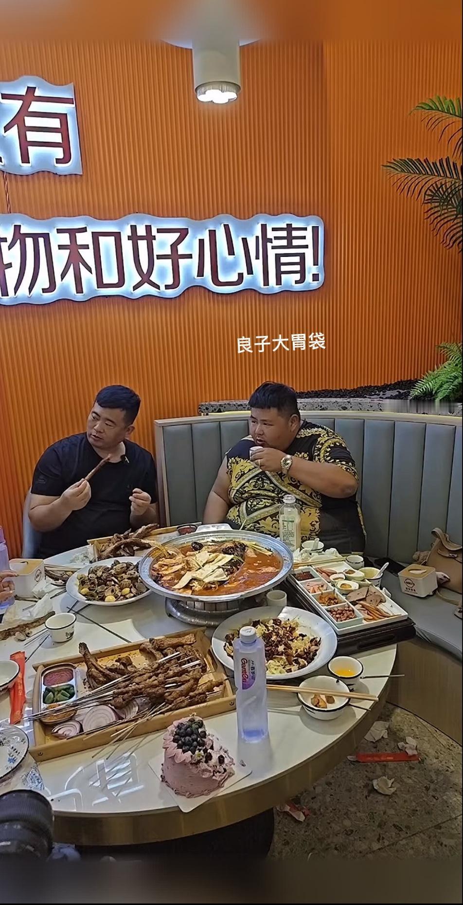 河北沧州狠人，李占良算是没救了，前几天还扬言要抓紧减重，转头当晚就带着刚订婚的女