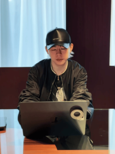 胡彦斌 vibecoding的都懂这个姿势这个投入的姿势真的太有氛围感了，妥妥能
