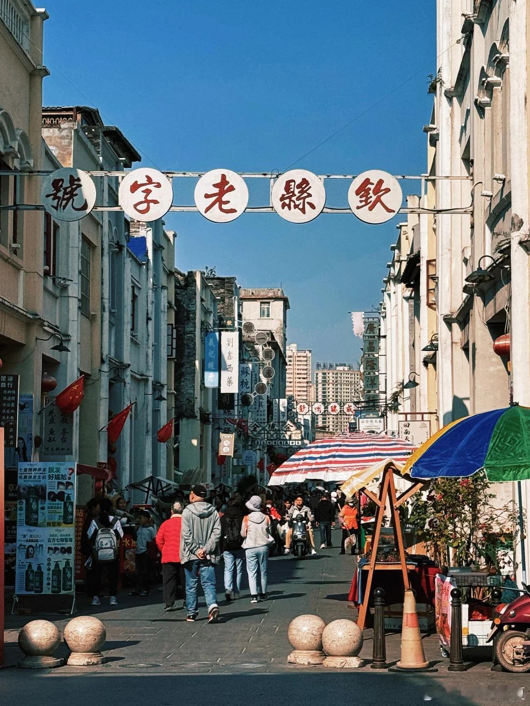 广西钦州真的太浪漫了～海豚跃出水面的瞬间，仿佛是大海的精灵在跳舞。湛蓝的天空下，