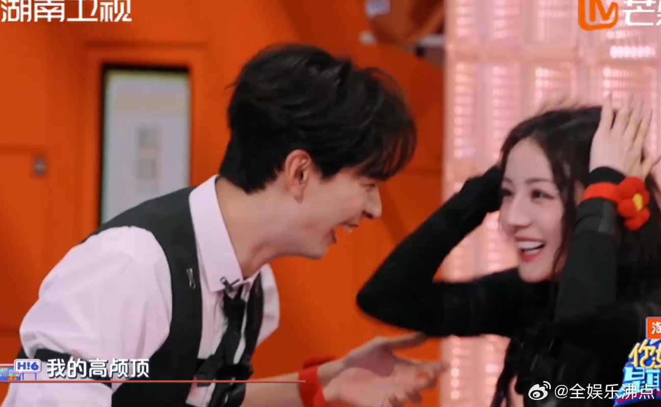 迪丽热巴被砸先关心高颅顶迪丽热巴被砸锅名场面！别人担心疼，她担心高颅顶塌了，这发