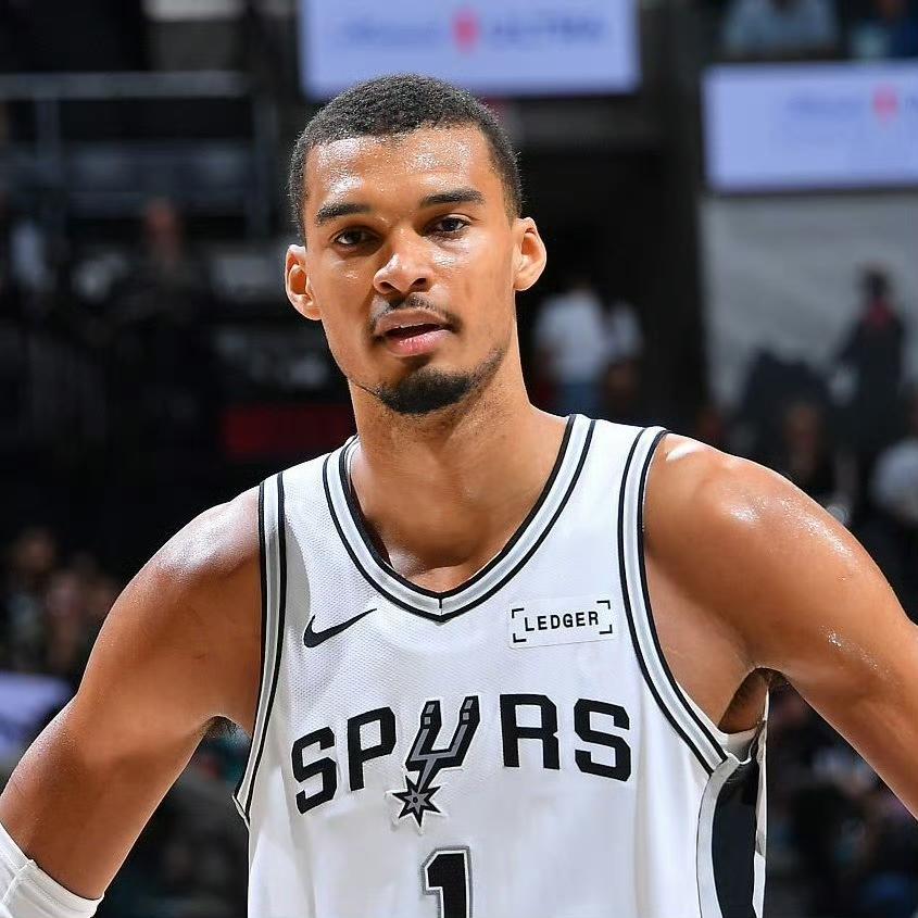 据马刺随队记者Matt Guzman报道，文班亚马在昨日比赛中因伤提前退场，仅出