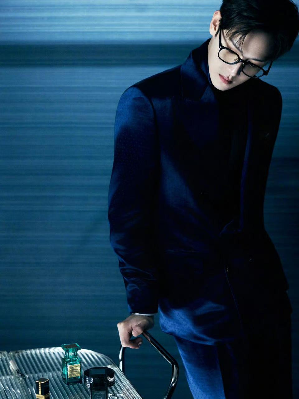 李昀锐Tom Ford造型封神！黑框眼镜一戴，反差感直接拉满
 
李昀锐亮相To