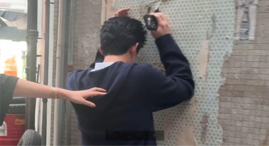吴磊听十八岁唱的歌害羞到扶墙对待身边人对待粉丝永远都特别真诚的磊磊，我看是谁还没