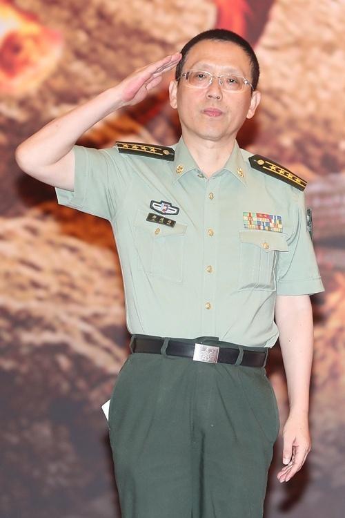 文武双全！唯一横跨茅盾文学奖、华表金鸡奖的军旅文坛大佬
 
柳建伟，1963年1