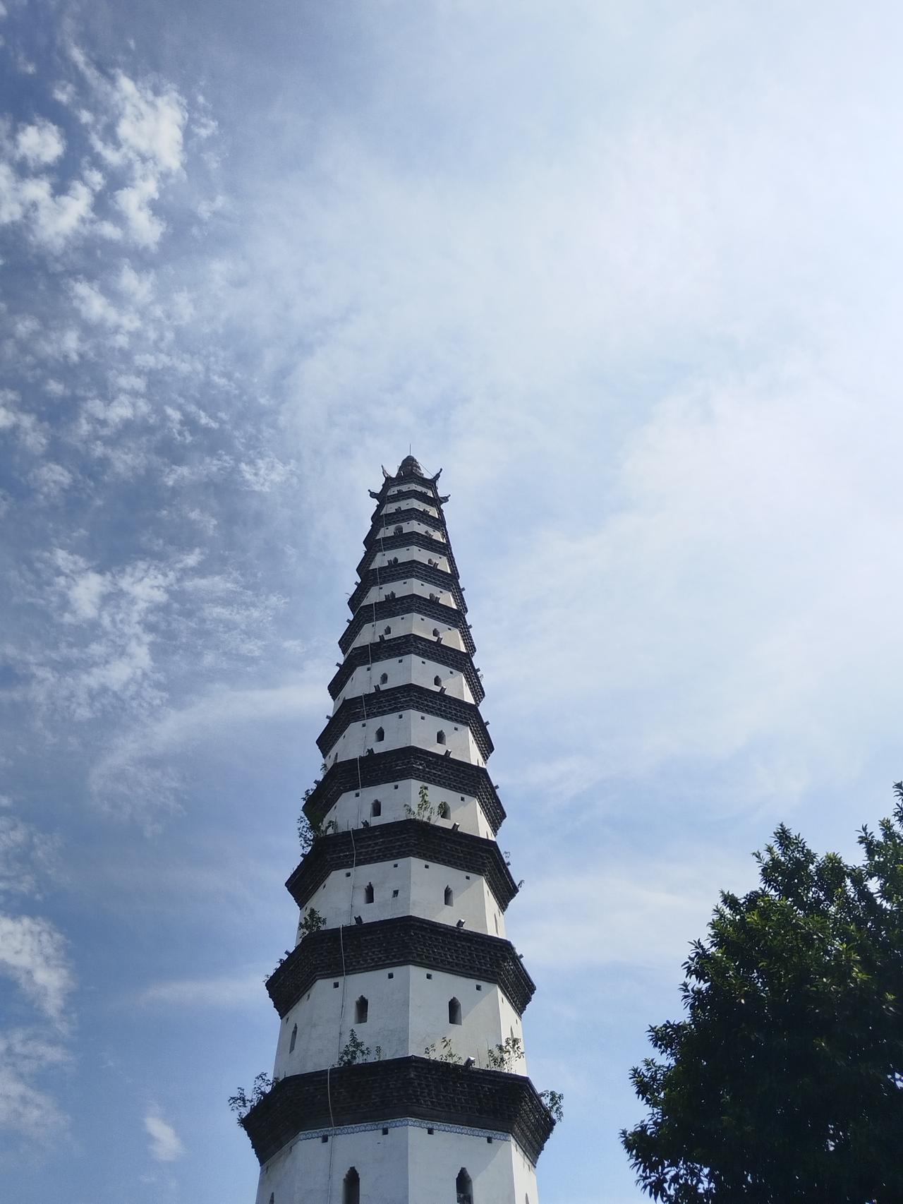 分享一张相册里随手拍的夏日天空笔指苍穹