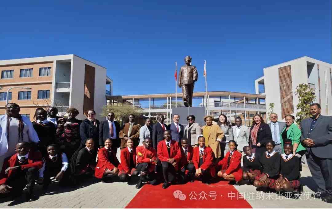 7月3日，纳米比亚首都的“毛泽东主席中学”为毛主席雕像落成举行揭幕仪式。这是非洲