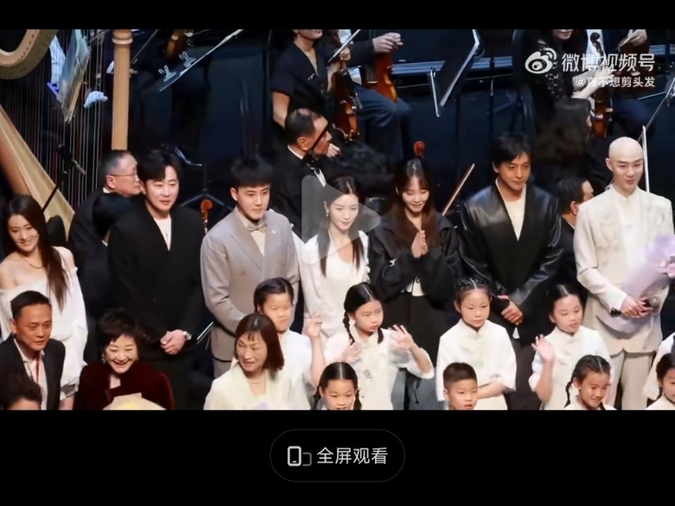 双生双旦还是挺懂事儿的，CP和CP站在一起 ​​​