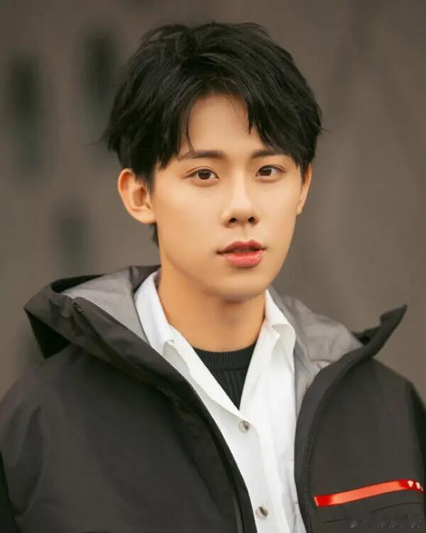 舆论将周奇工作室未否认与向涵之恋情传闻解读为默认交往关系，因其声明避谈恋情但澄清