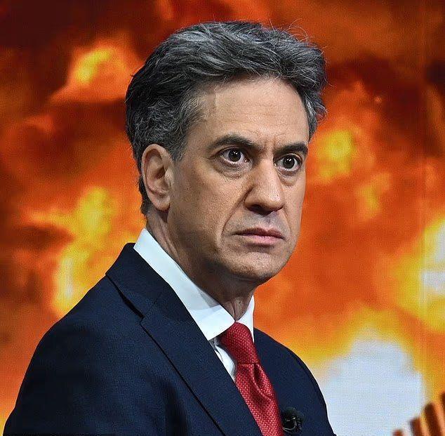 【英国首相向能源大臣让步：加速发展清洁能源，只字未提北海油气田】

英国首相斯塔