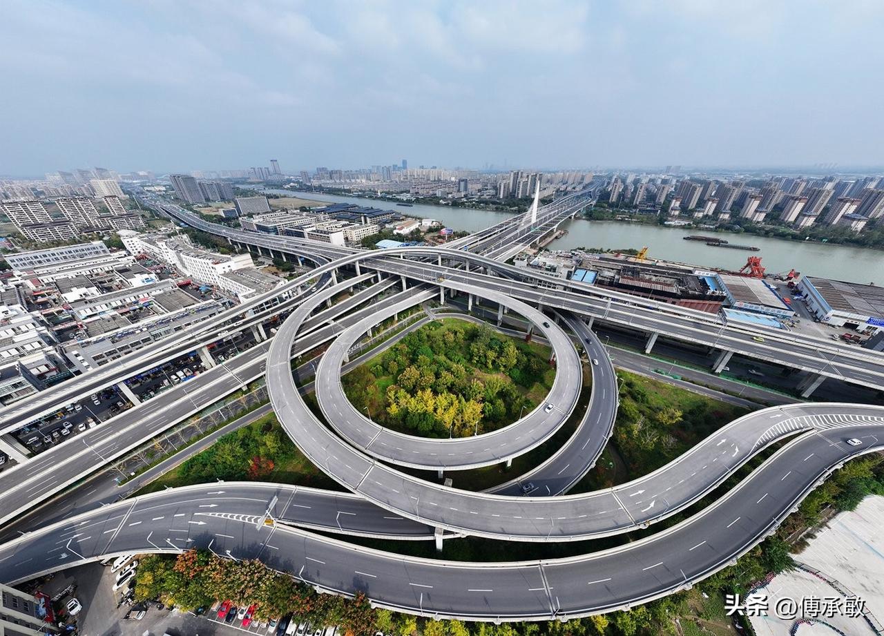 山东快速路最多的城市，城区规模决定了快速路的里程

1. 济南：约 127.5 