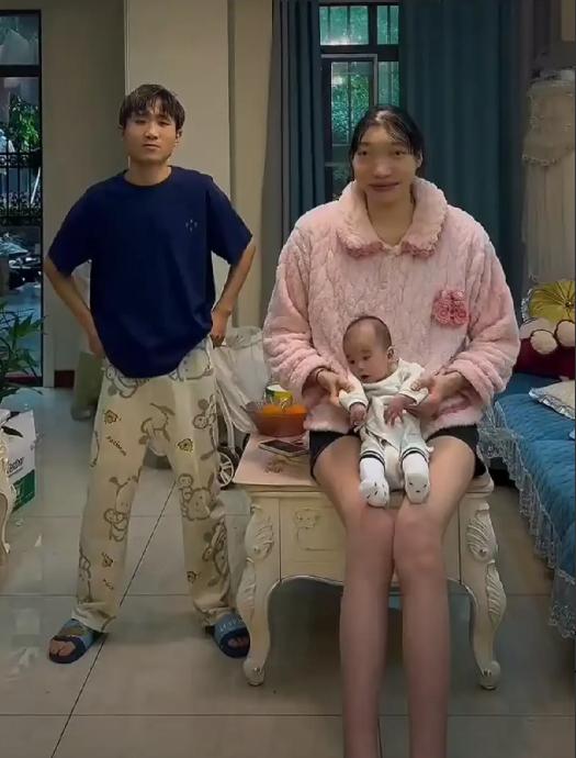 身高2.2米的巨人网红小玥，
已经去世了。
她心中最为牵挂的，不是自己短暂的一生
