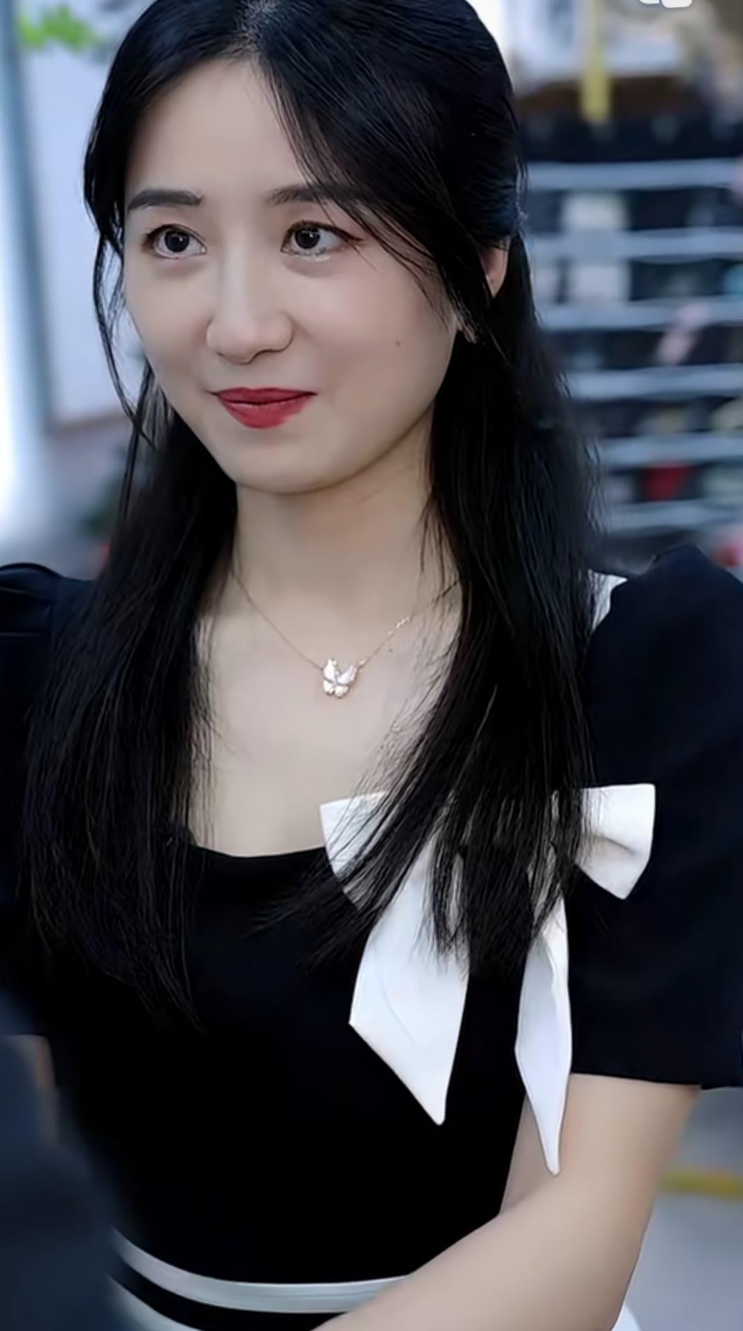 优雅黑裙搭配珍珠项链，气质满分！💍✨