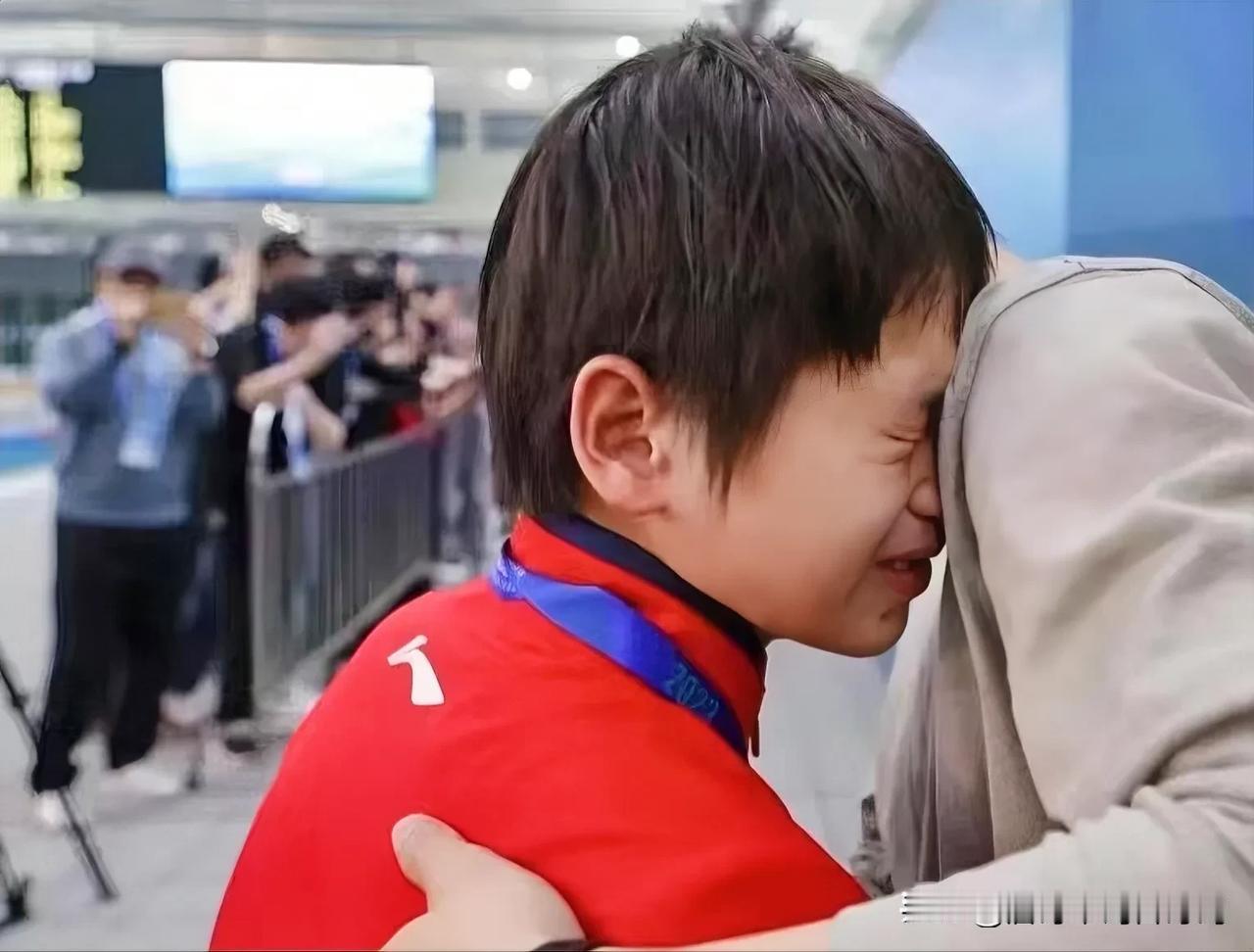 2023年全宝因为207c失误丢冠，靠师兄肩膀哭泣，哭到伤心还卷起师兄衣服擦眼泪