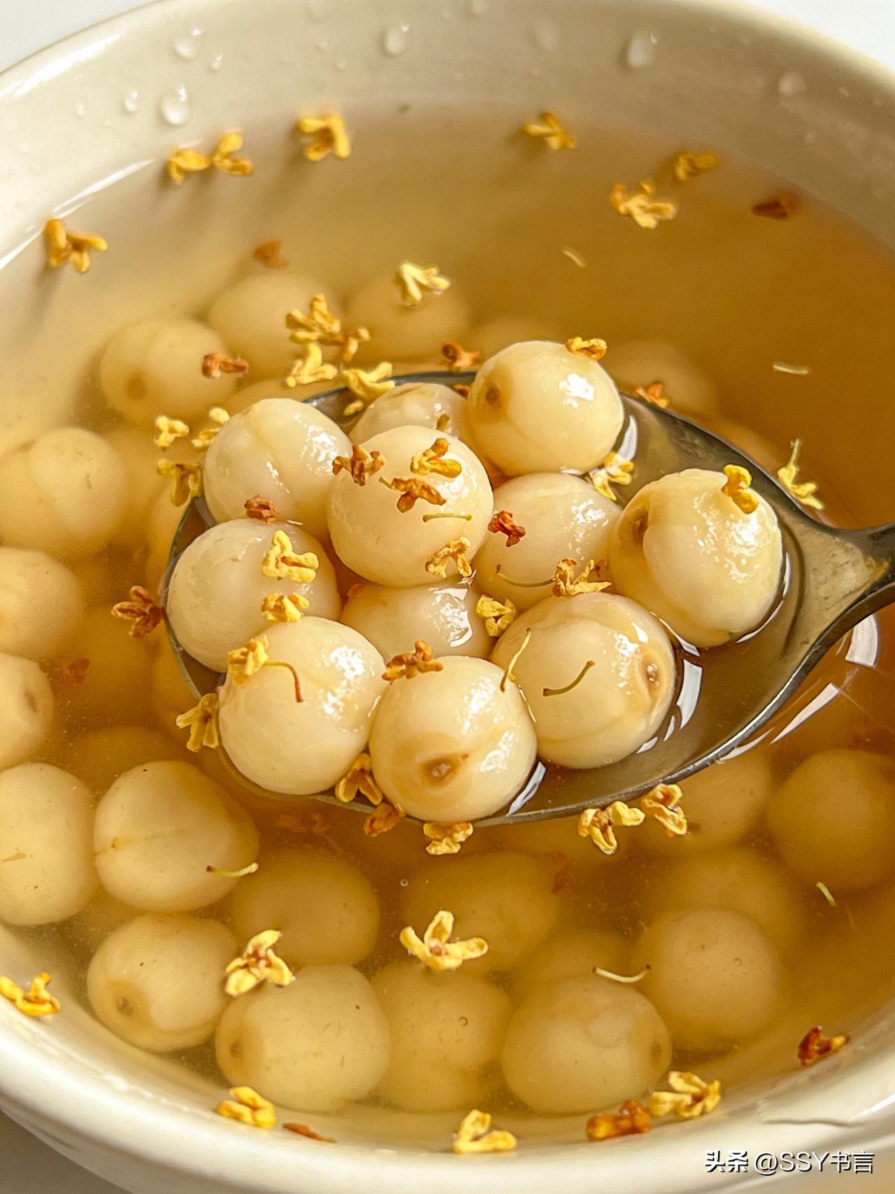 《鸡头米：苏州人秋天的“软黄金”》

鸡头米是苏州的时令珍馐，被誉为“水中人参”