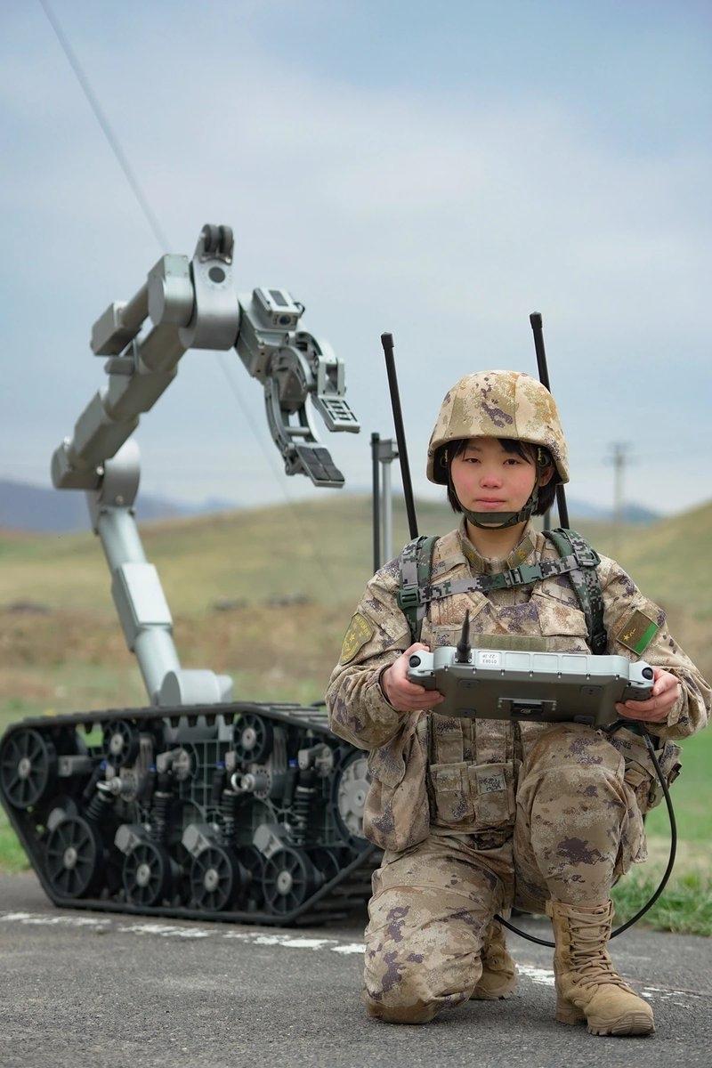 PLA战场机器人。
排爆、清除障碍机器人，运送伤员机器人。