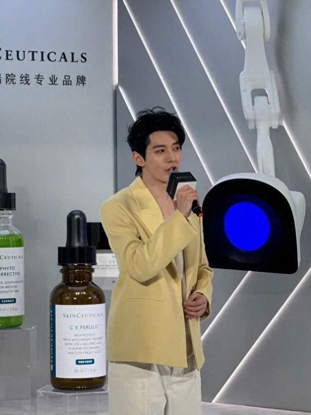 邓为活动生图流出，身形挺拔引发讨论
