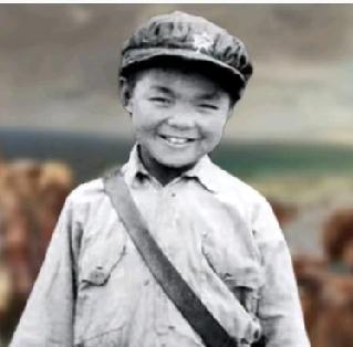 1936年的深冬，
寒风像刀子一样刮过荒原，马家军的士兵把冰冷的枪口对准了那个只