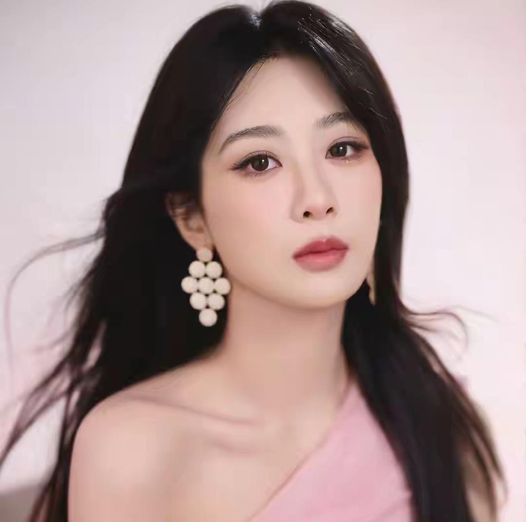 你能想象吗？分手7年后，33岁的杨紫再度成为全网焦点，喜讯连连，这背后究竟藏着多