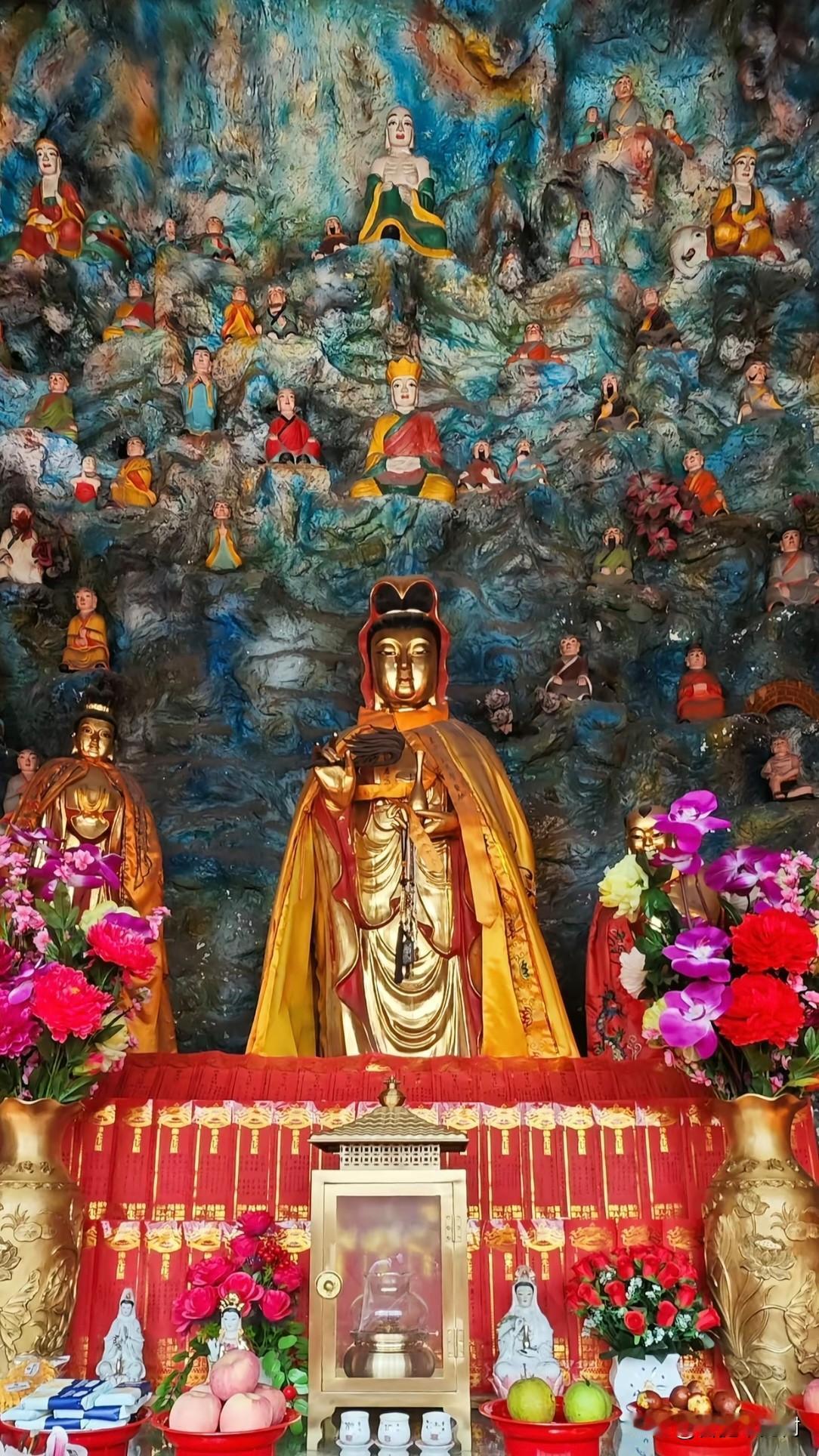 一脚踏进这里，抬头的瞬间，整个人都静下来了。
 
眼前是千尊罗汉环伺，身后是山海