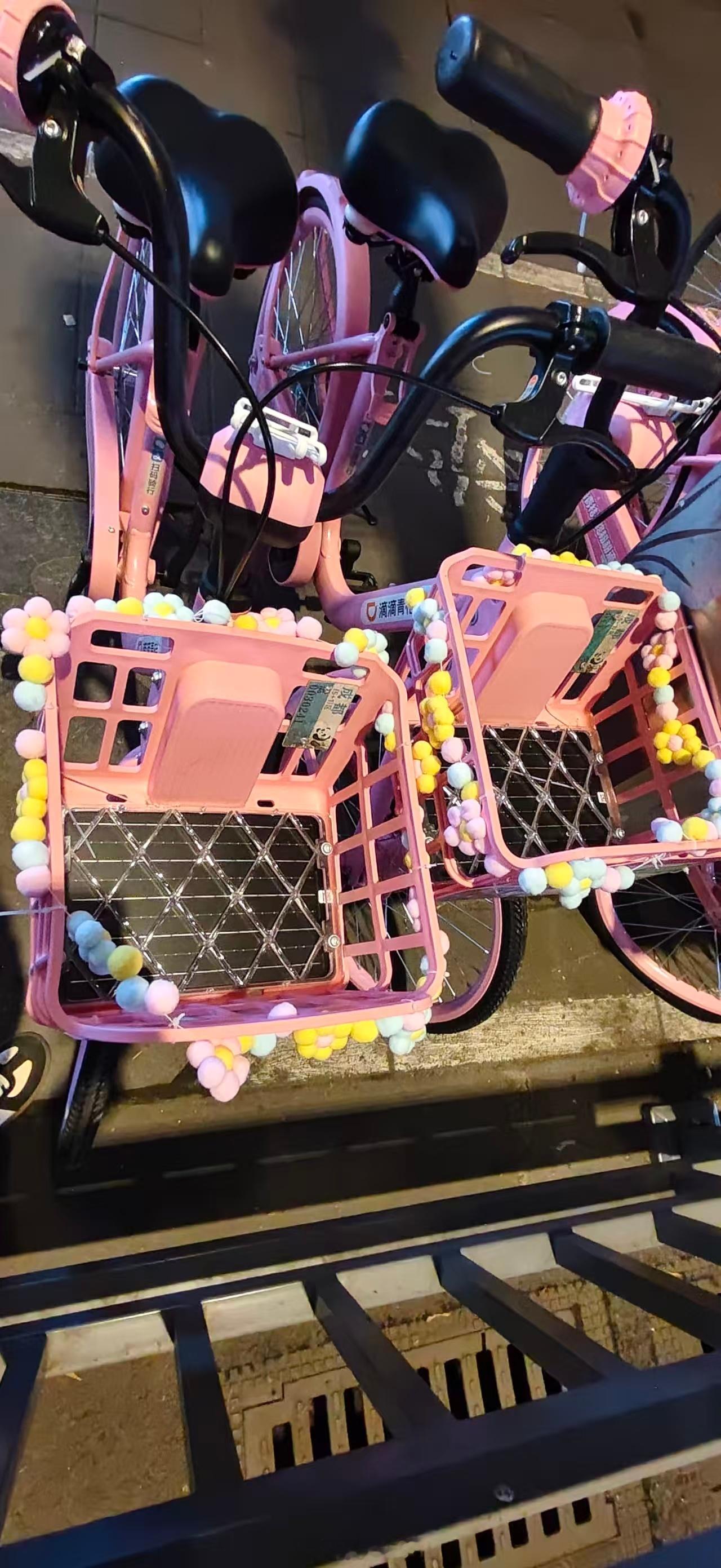 看这颜色和装饰，女性专用的共享单车？ 