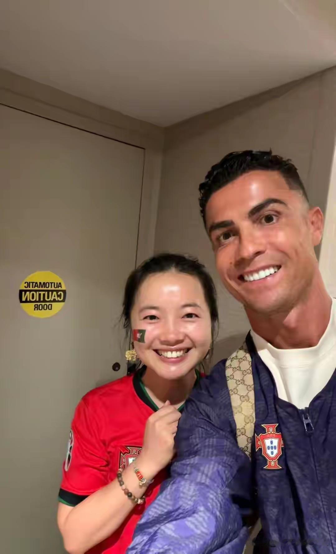 流哈喇子了！好羡慕这位女球迷啊！这不就是梦里寻他千百度，蓦然回首，在电梯里相遇吗
