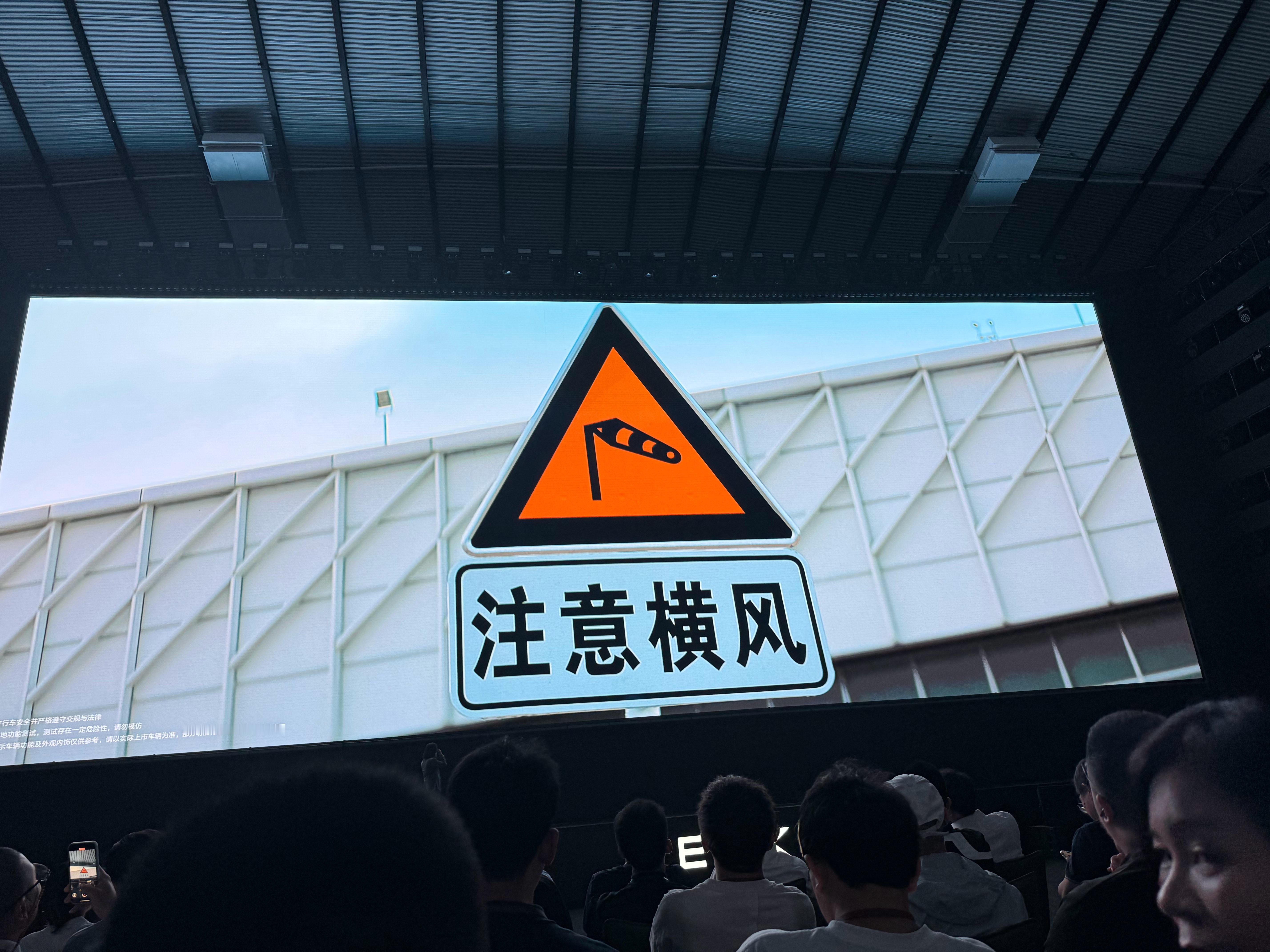极氪9X重新定义旗舰SUV 极氪搞了一个新的测试模拟10级横风 ​​​