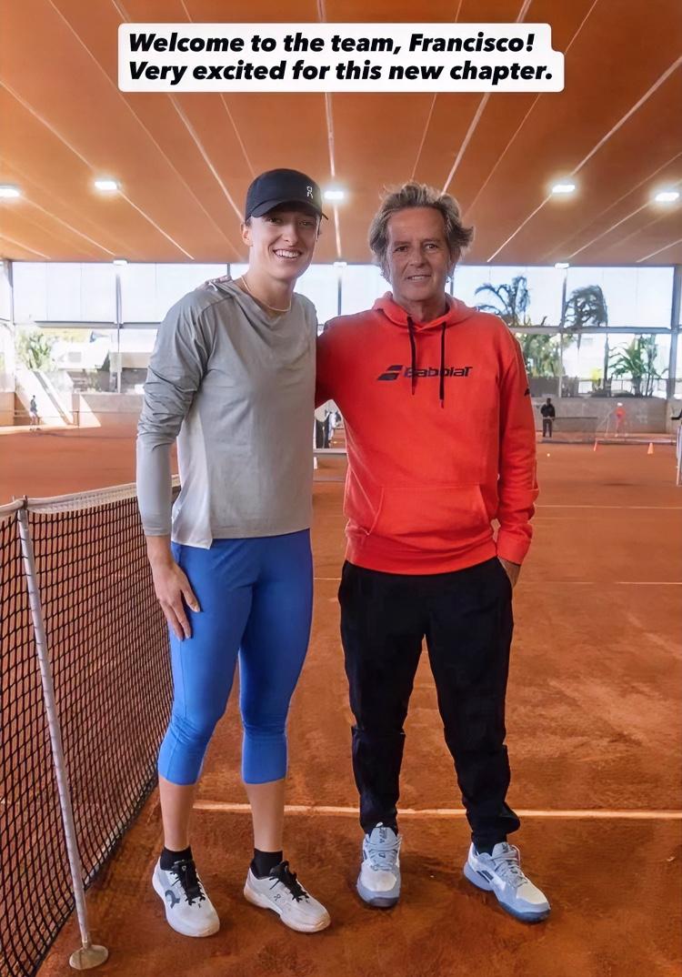 斯瓦泰克：我的新教练出炉啦！！
拉杜卡努：哈哈，原来是我的前教练！！
郑钦文：巧