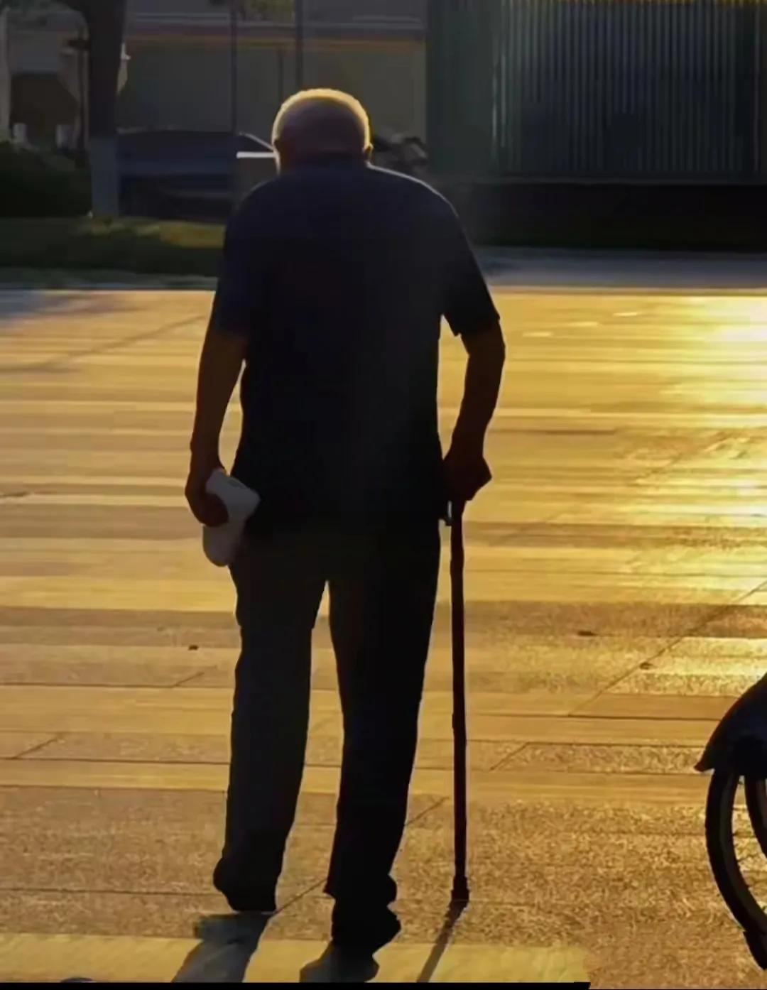 85岁的父亲，整天吃了就睡，无忧无虑，我想！他的人生还有意义吗？
85岁的父亲，