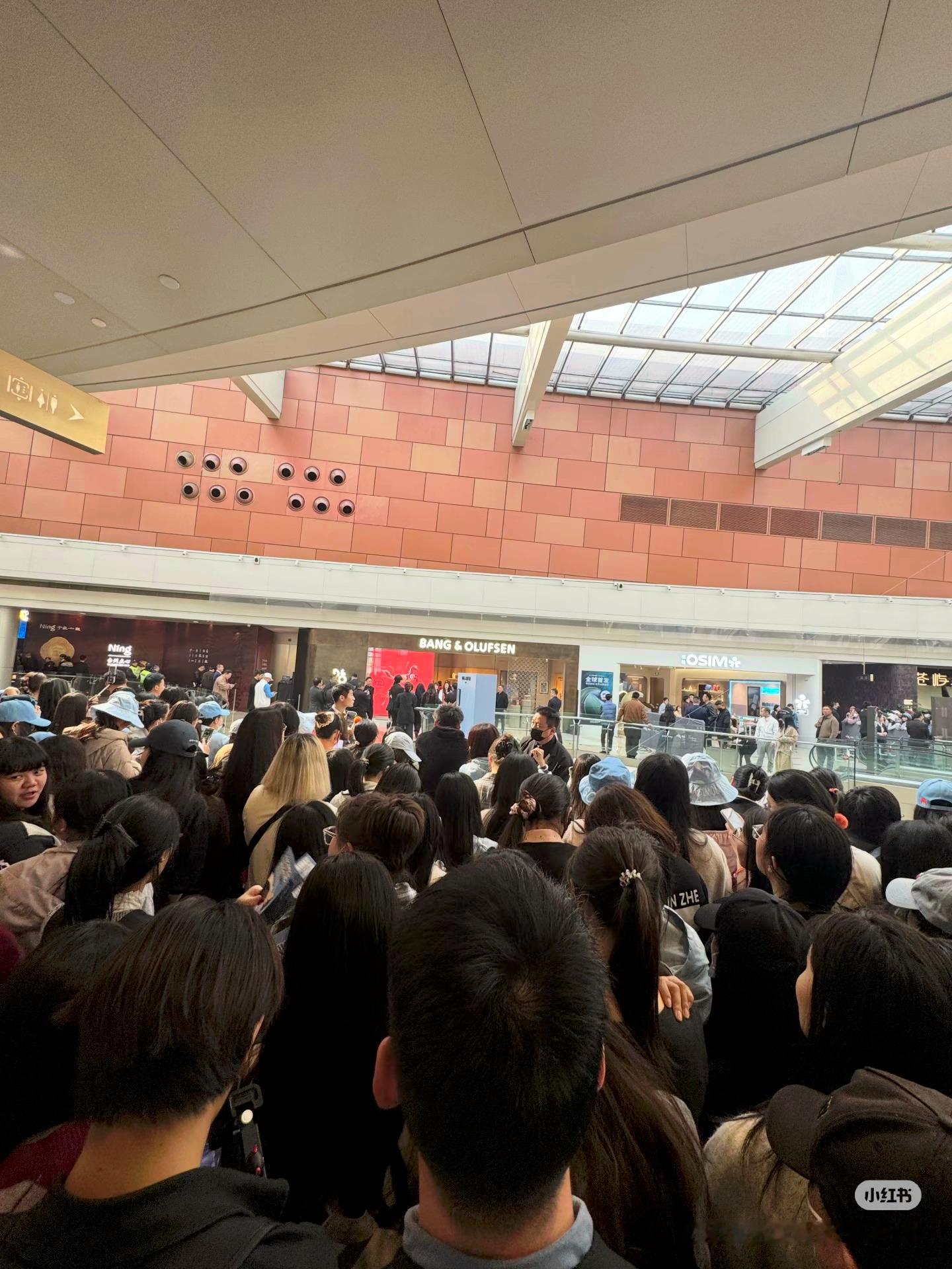 龚俊今日品牌活动人气未开始，现场就已经好多人了 