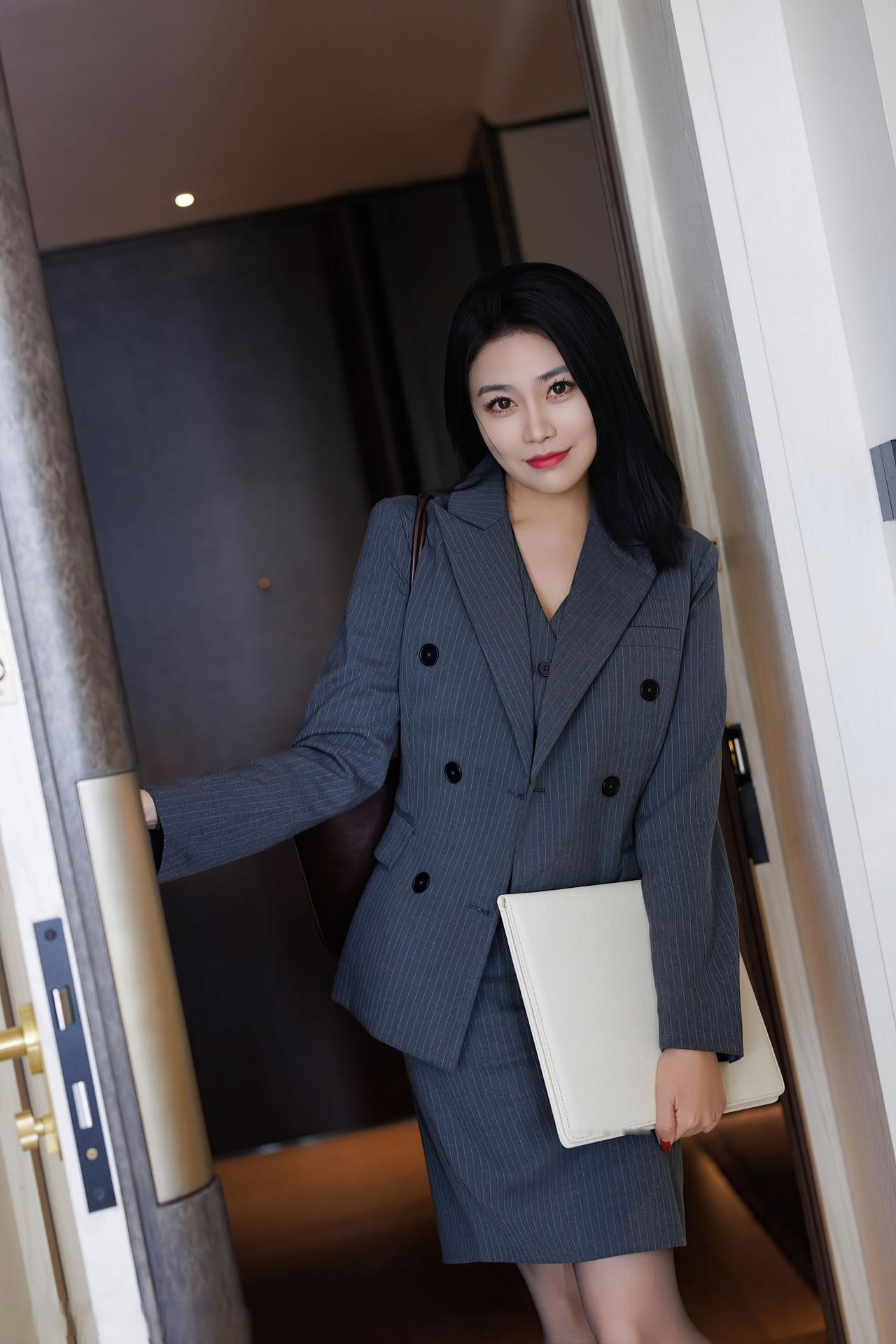 —— 无需多言，气场已先一步传递出‘可靠、高效’的职场名片。