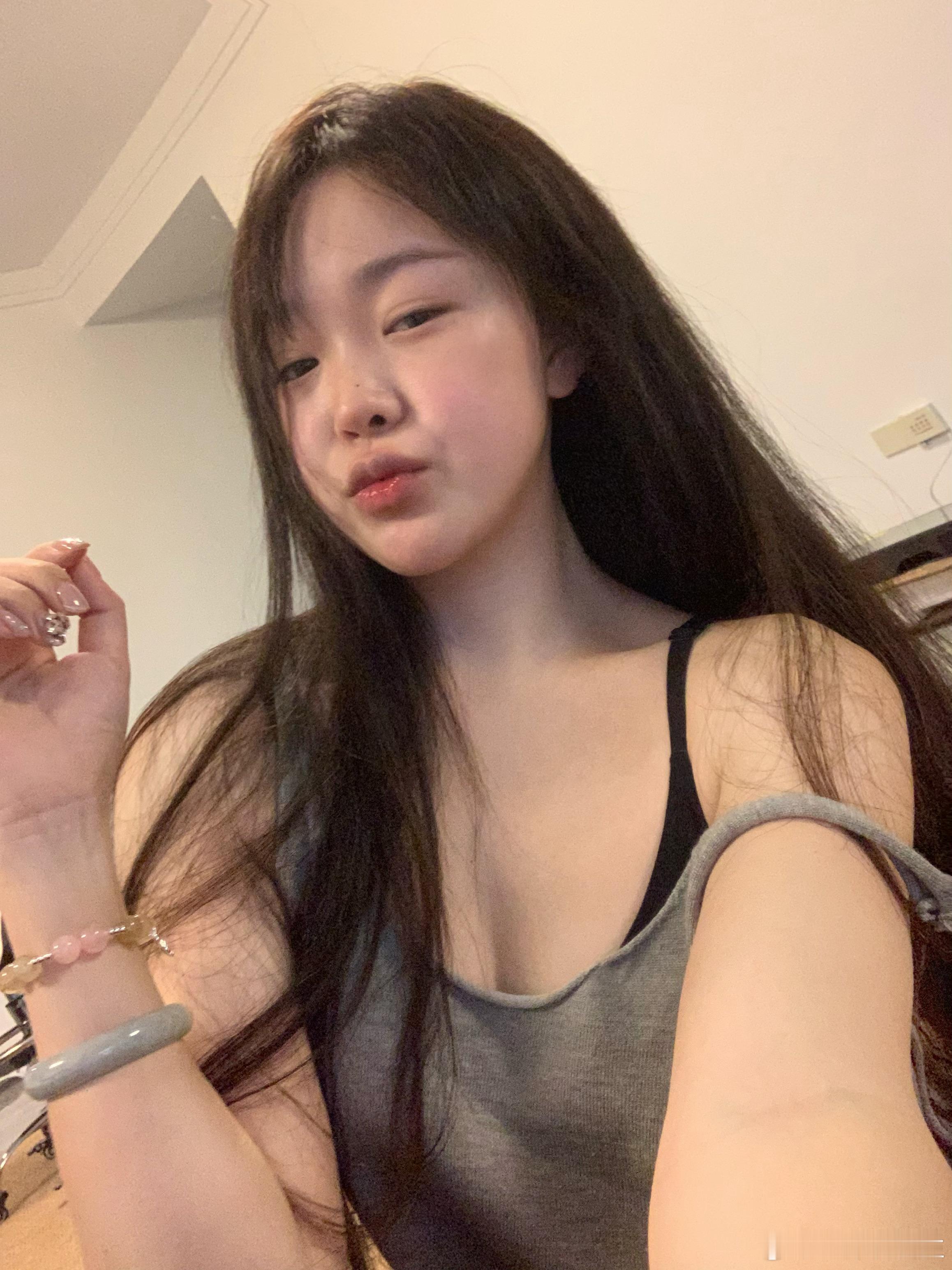 找了一个懂行老师根据我的五行定制的手链，我很少分享这种。一个水晶透一样晶莹淡雅，