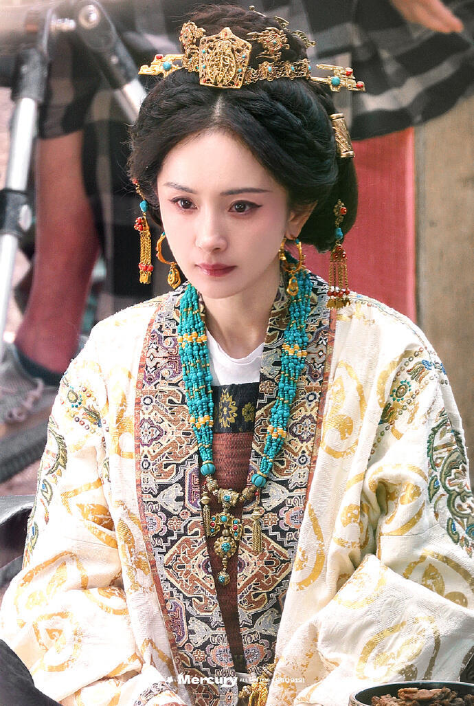 杨幂冯湮儿新造型贵气感被杨幂冯湮儿的鲜卑造型美晕了！华服、金冠、绿松石细节拉满，