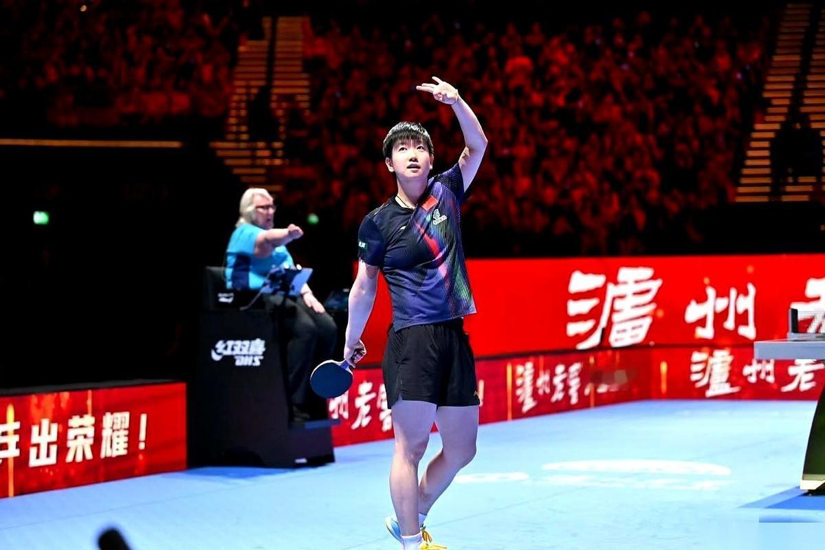 “啪！”一块奖牌砸在桌上，刘诗雯面前的五冠奖杯，瞬间黯淡无光。
明明她捧走了五座