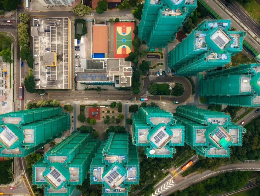 【神秘商会藏火中？香港】

一场凌晨大火，烧穿了香港一栋老旧商厦。消防员冲进火场