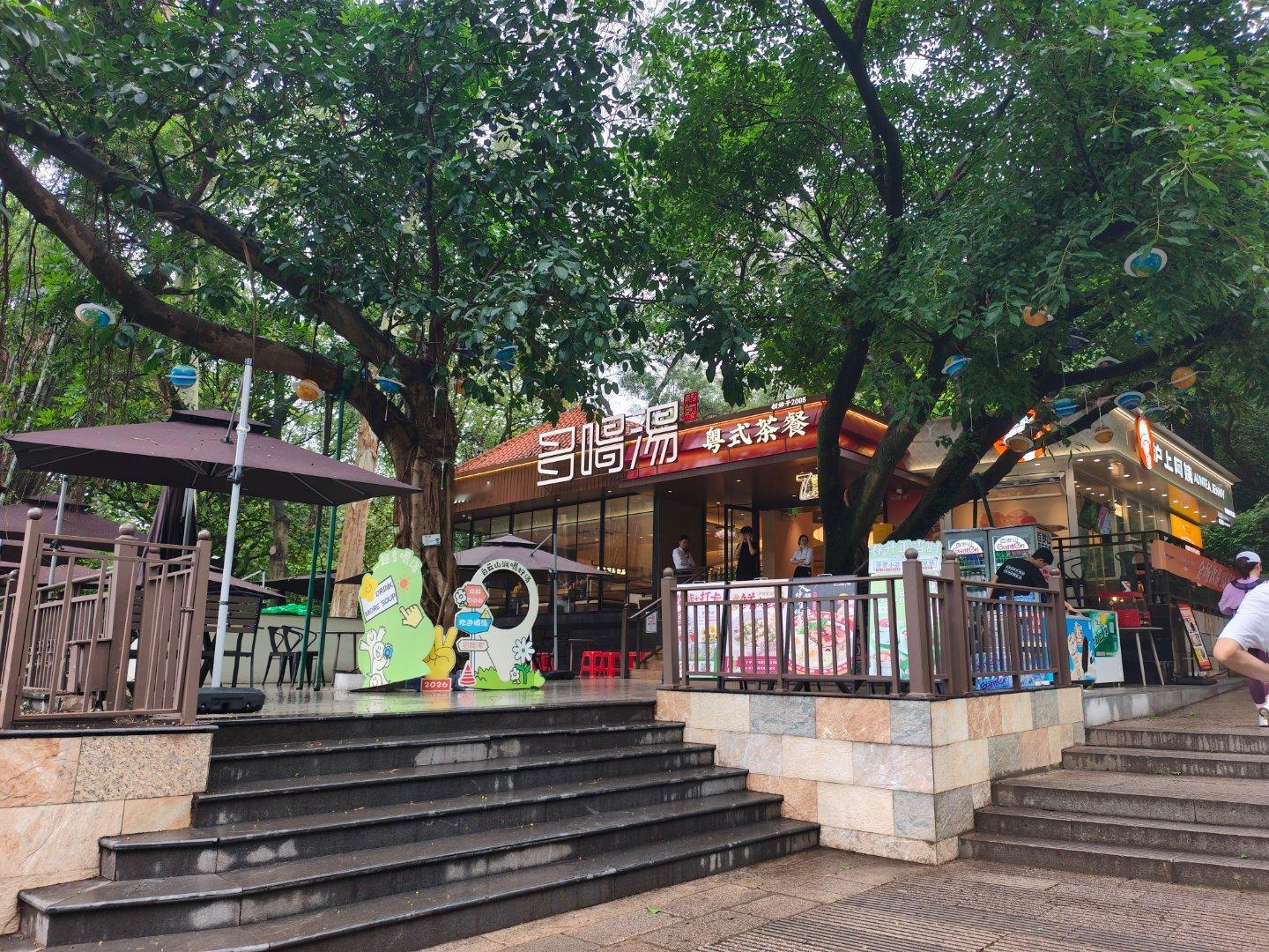 在白云山半山，原来肯德基的位置新开了一家多喝汤。一个炖汤炒饭套餐+3个份的炸鸡中