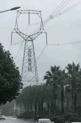 记住！[发怒]
雨天，打伞要注意！
尤其高铁站内、高压线下！

画面中，雨天打伞