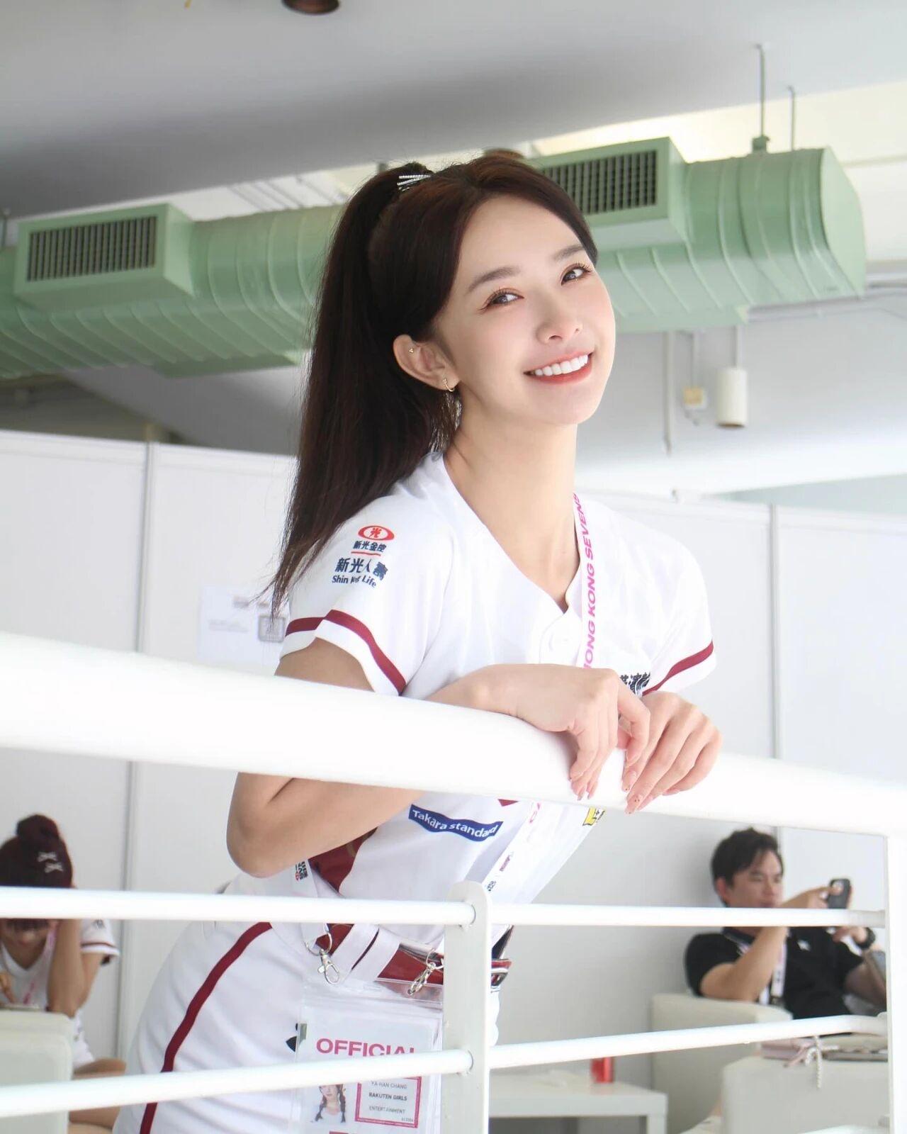 啦啦队的女生是优雅多一点还是性感多一点呢？