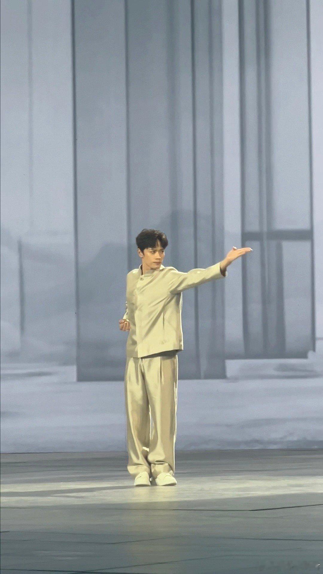 曹骏央视路透看到21年前的宝莲灯 吴桥的兵器架上，长棍认出旧主。曹骏振臂时带起的