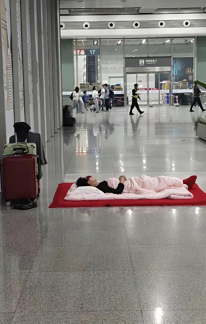 又节省住旅店费用了，就是目标太明显，靠墙根睡不好吗！