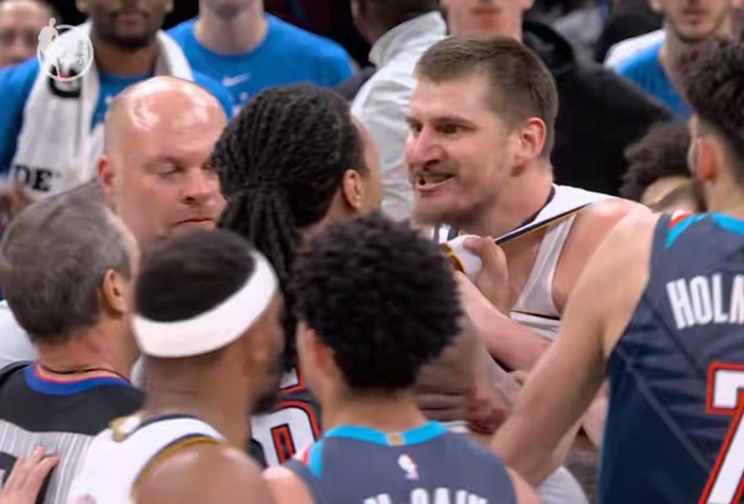 约基奇，好样的！
面对冲突，就该有一股狠劲。
反观东契奇，缺的恰恰就是这股狠劲。