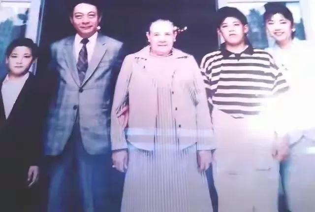 80年代末，蒋方良与幼子蒋孝勇、方智怡夫妇及孙儿蒋友松、蒋友柏的珍贵合影，当时蒋