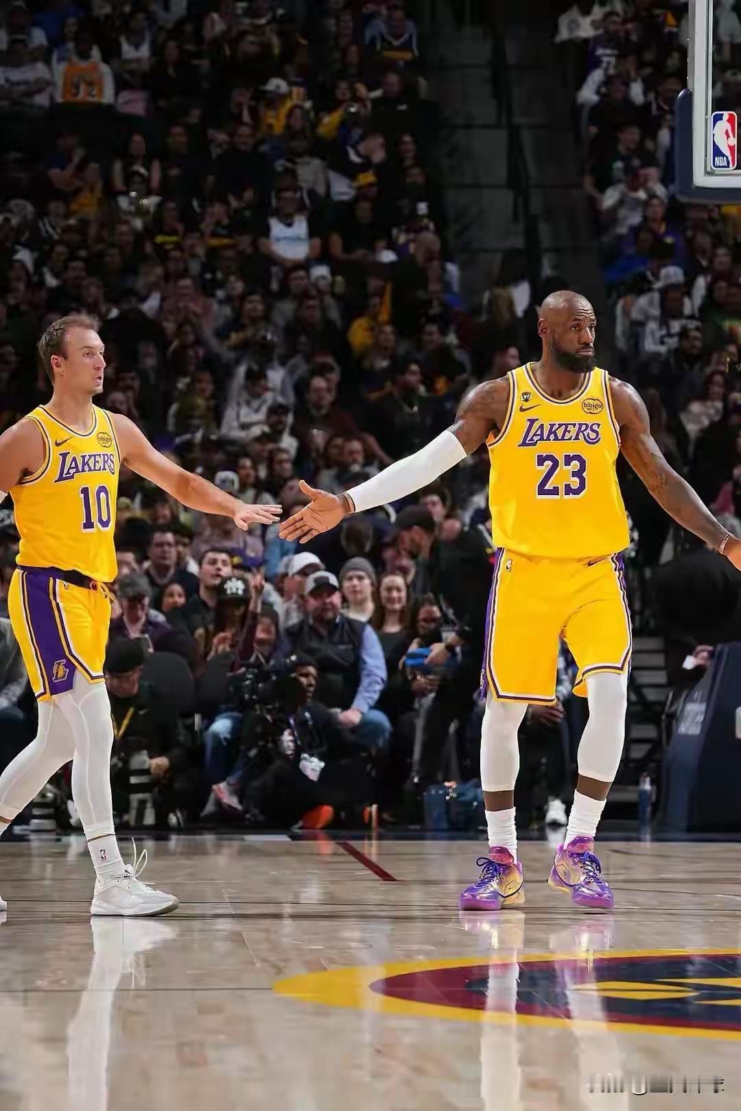 火湖大战G3
首节比赛结束
湖人队发挥太好了吧
八村100%命中率
海斯100%