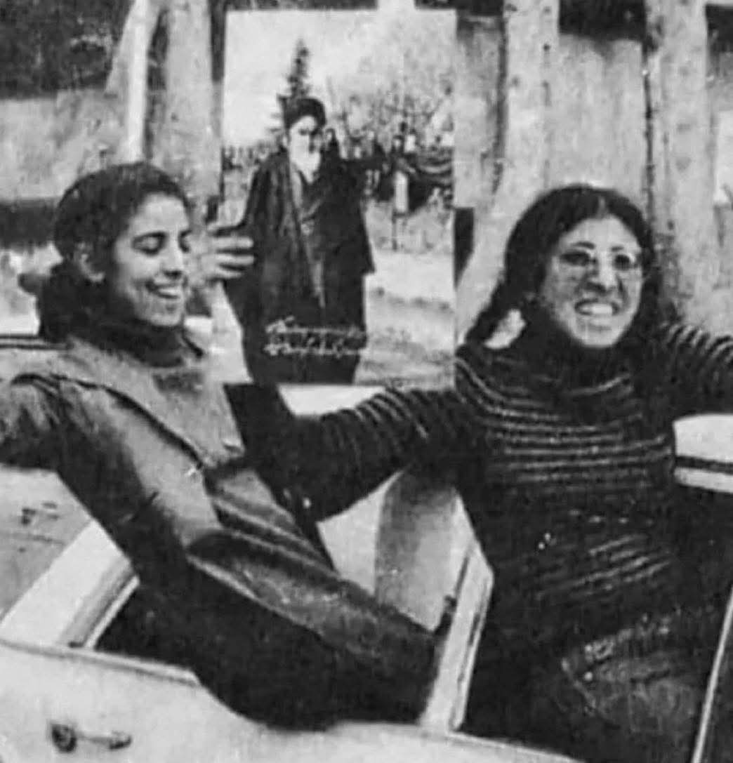 历史老照片：1979年，伊朗伊斯兰革命胜利初期，左翼学生曾高举霍梅尼画像，欢庆推