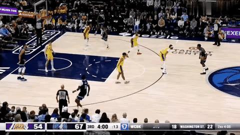 今天爱德华兹这迷踪步真的再次“颠覆”了我对NBA走步的认知，爱德华兹面对戴维斯的